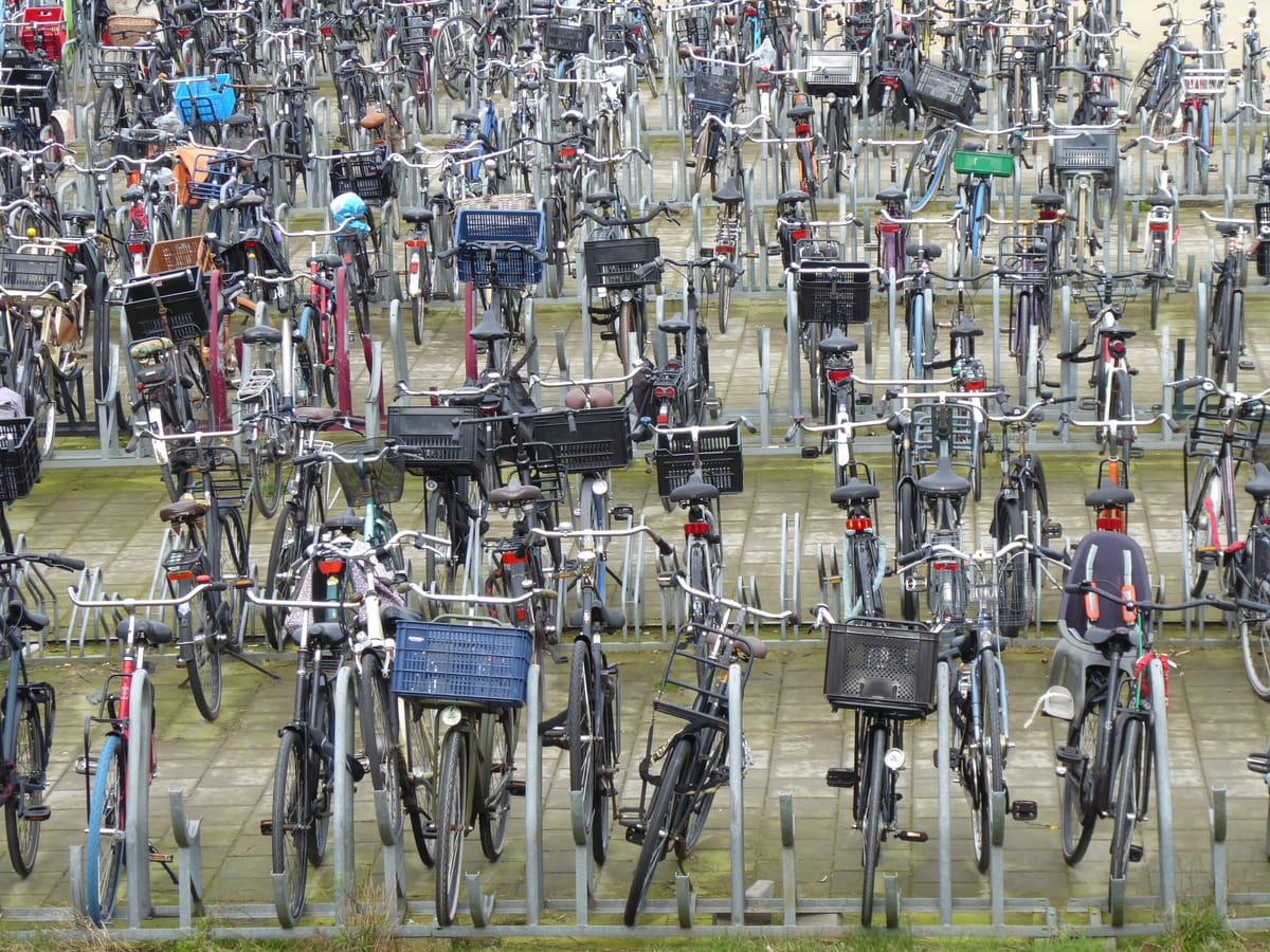 Fietsen naar werk spaart geld, verbetert gezondheid én klimaat