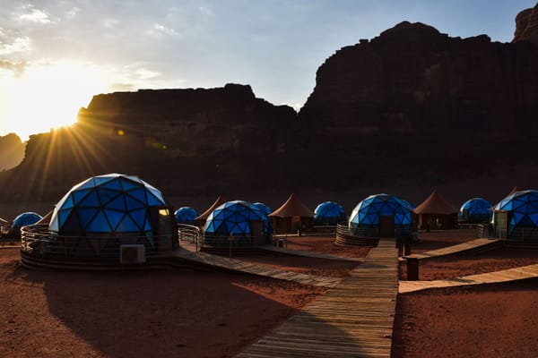Camperen versus hotel: wie wint op kosten én duurzaamheid?